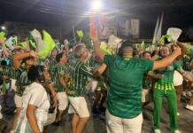 Canto que ecoa e responde: com rua lotada, Mocidade mostra preparo e força da comunidade no último ensaio de rua