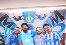 Mulambö leva pintura ao vivo à Sapucaí em homenagem ao legado de Heitor dos Prazeres pela Unidos de Vila Isabel