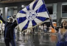 Sob chuva, Acadêmicos de Niterói encerra ensaios de rua com canto forte e brilho do casal Emanuel e Thainara