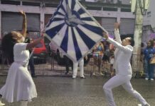 Portela carregada na água e no dendê: com chuva, escola realiza excelente ensaio no primeiro teste do ano