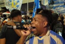 Vila Isabel reencontra sua comunidade e mostra maturidade no primeiro ensaio de rua de 2026