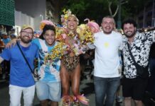 Vila Isabel transforma último ensaio de rua em espetáculo e cria sua própria aquarela