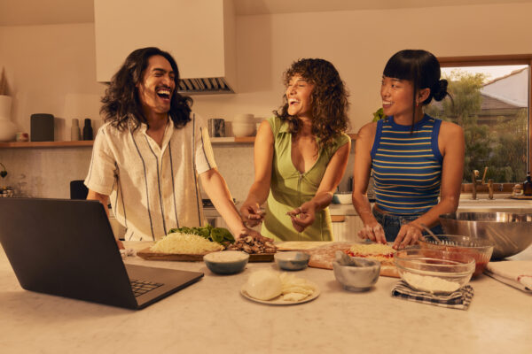 06 SUBURBAN FRIENDS MAKING PIZZA 1308 2