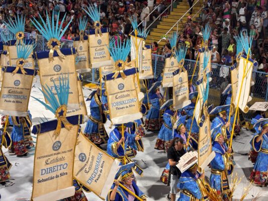 ‘Não existe nação sem educação’: ala de Niterói reúne professores e ex-alunos de universidades públicas 1 Ala Prouni