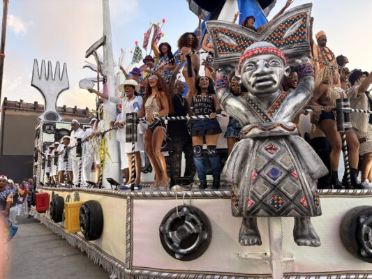 Da ancestralidade ao 150 BPM: Unidos da Ponte transforma Sapucaí em baile funk 2 Alegoria3 Ponte