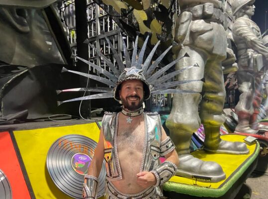 Entre grades e guitarras, Mocidade transforma censura em manifesto na Sapucaí 4 Alessandro Oliveira de 39 anos