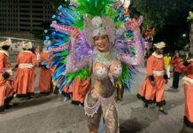 Alegoria “Cais da Memória”, da Porto da Pedra, resgata a chegada das Polacas e expõe exploração de mulheres