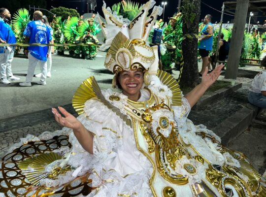 Baianas da Beija-Flor consagram desfile e reafirmam a ancestralidade feminina no Carnaval 2 Angela Campos aposentada de 66 anos