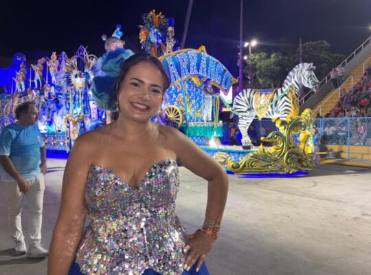 Do enredo aos bastidores, mulheres comandam o Arranco na Sapucaí: 'Devolver o matriarcado para o samba' 1 Annik Salmon e a unica mulher a assinar um desfile na Sapucai em 2026