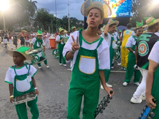 Entre sonhos, samba no pé e emoção, escolas mirins escrevem capítulo histórico na Marquês de Sapucaí 6 Antonio Pedro e ritmista da Petizes da Penha