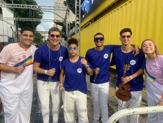 Entre sonhos, samba no pé e emoção, escolas mirins escrevem capítulo histórico na Marquês de Sapucaí 2 Cantores da Golfinhos da Guanabara. Gabriel e Sophia sao os de rosa