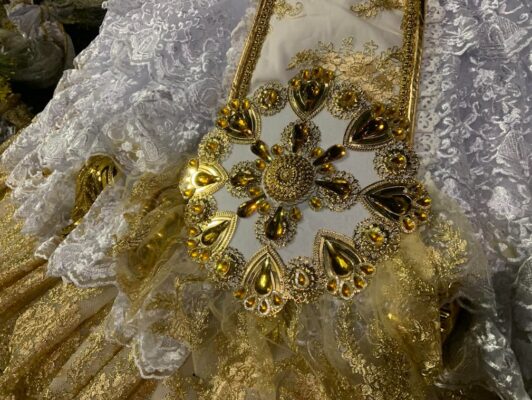 Detalhes da fantasia das baianas da Mangueira