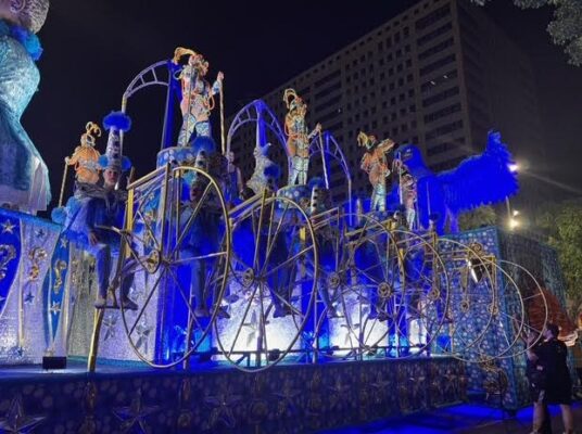 Detalhes do abre alas do Arranco