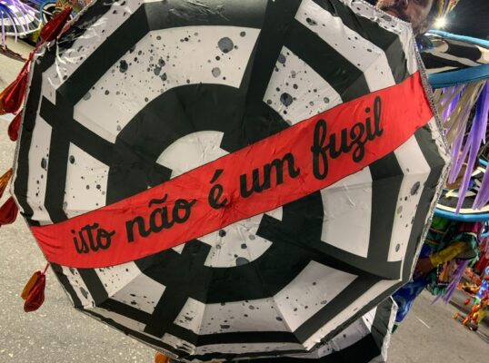 “A Bala Não Erra o Alvo”: ala do Império Serrano impacta a Avenida ao protestar contra a violência no Rio de Janeiro 1 Detalhes do guarda chuva