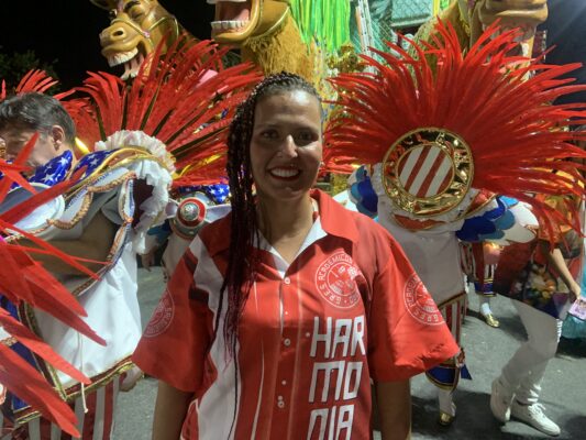 Com ironia de Rosa Magalhães, ala do Salgueiro critica globalização e consumo desenfreado 4 Diretora Cassia Novelle 1