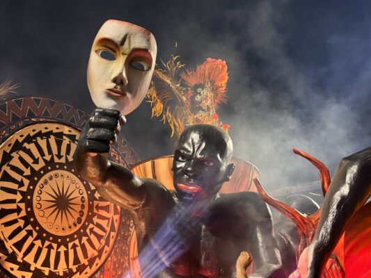 Terreiro que forma, Sapucaí que consagra: Acari transforma fé em arte no abre-alas da Série Ouro 3 Escutura2 AbreAlas Acari