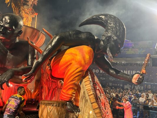 Terreiro que forma, Sapucaí que consagra: Acari transforma fé em arte no abre-alas da Série Ouro 2 Exu AbreAlas Acari