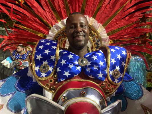 Com ironia de Rosa Magalhães, ala do Salgueiro critica globalização e consumo desenfreado 3 Hercules Angelo