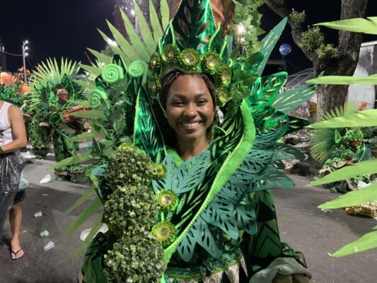 ‘Isso aqui vai virar macumba’: grito potente da Beija-Flor faz Sapucaí se unir em uma grande celebração da fé 1 IMG 6532