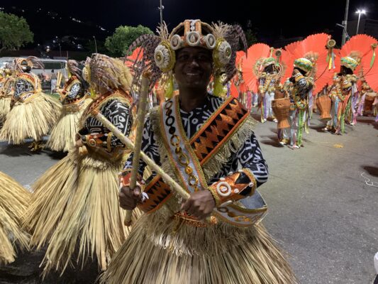 ‘Isso aqui vai virar macumba’: grito potente da Beija-Flor faz Sapucaí se unir em uma grande celebração da fé 4 IMG 6541