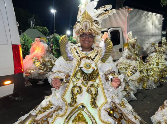 Baianas da Beija-Flor consagram desfile e reafirmam a ancestralidade feminina no Carnaval 3 Jane Aleixo de 37 anos