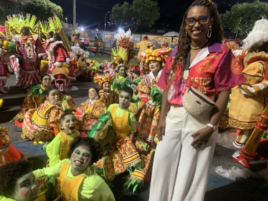 Jessica Bonfim com as criancas