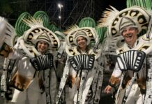 Fantasias com recortes de jornal relembram entrevista histórica de Leci Brandão e transforma a avenida em palco de resistência e liberdade