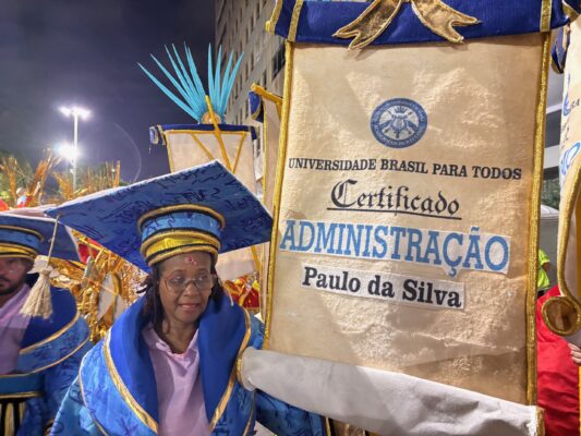 ‘Não existe nação sem educação’: ala de Niterói reúne professores e ex-alunos de universidades públicas 3 Joana Evangelista