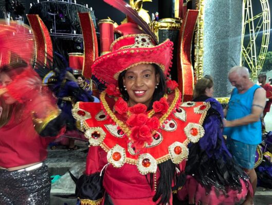 Ala da Em Cima da Hora representa a força espiritual feminina ao evocar Pombagiras 1 Kelly Cristina costureira de 52 anos