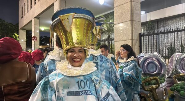 Acadêmicos de Niterói abre os desfiles do Grupo Especial com ala que manda recado direto: “A fome tem pressa” 2 Leticia Martins de 39 anos