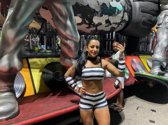 Entre grades e guitarras, Mocidade transforma censura em manifesto na Sapucaí 3 Liz Lopes de 40 anos