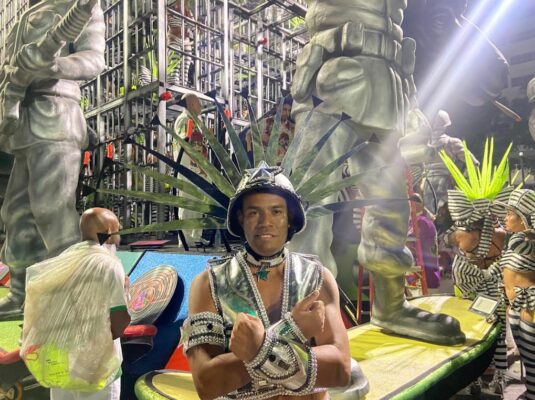 Entre grades e guitarras, Mocidade transforma censura em manifesto na Sapucaí 2 Lucio Panza de 37 anos