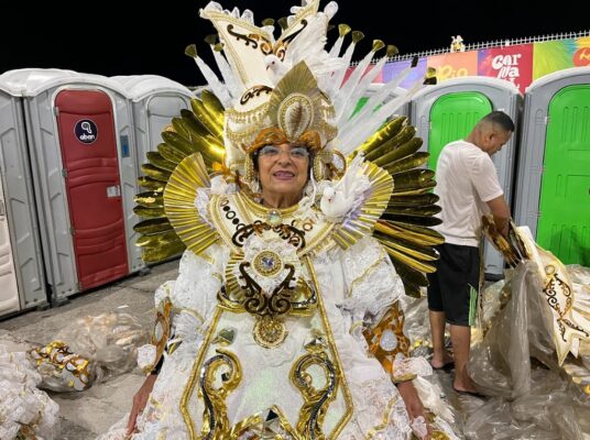 Baianas da Beija-Flor consagram desfile e reafirmam a ancestralidade feminina no Carnaval 1 Luciula Amorim aposentada de 60 anos