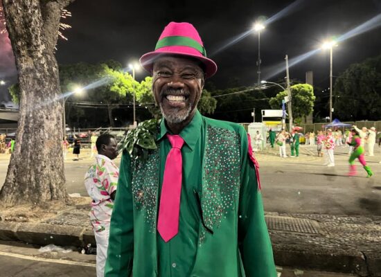 Velha Guarda da Mangueira finaliza desfile reafirmando a tradição da comunidade: 'Ser Mangueira não é só vir na Avenida' 2 Luquinha da Mangueira de 63 anos
