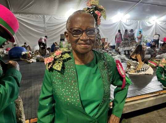 Velha Guarda da Mangueira finaliza desfile reafirmando a tradição da comunidade: 'Ser Mangueira não é só vir na Avenida' 3 Maria Emilia Fernandes de 77 anos