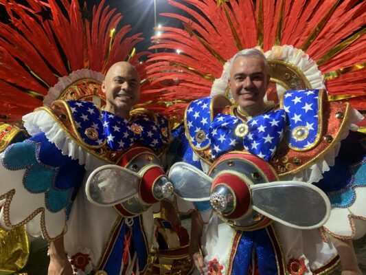 Com ironia de Rosa Magalhães, ala do Salgueiro critica globalização e consumo desenfreado 5 Melvin e Wellington. Foto: Carolina Freitas/CARNAVALESCO
