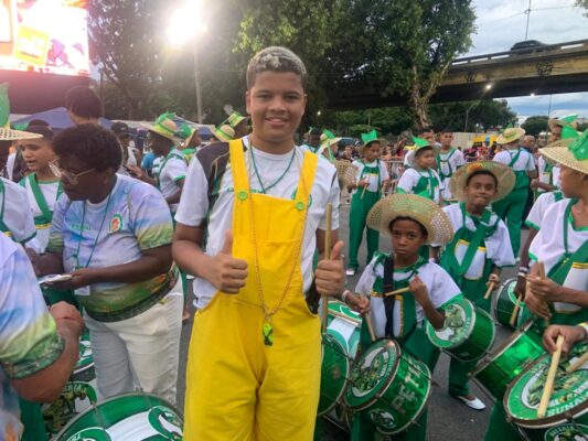 Entre sonhos, samba no pé e emoção, escolas mirins escrevem capítulo histórico na Marquês de Sapucaí 5 Mestre de bateria Marques Pacheco da Petizes da Penha