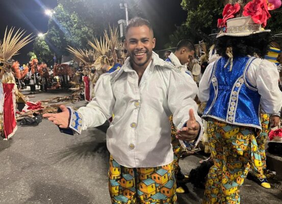 Entre glamour e oportunismo: Passistas da Tijuca representa a fase de fama e reconhecimento da vida de Carolina Maria de Jesus 4 O engenheiro de producao Joao Pedro Drumond de 29 anos