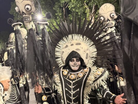 Entre o medo e o encanto: a Ala 19 da Unidos de Padre Miguel leva o sobrenatural à Avenida 4 Pamela UPM