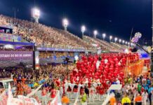 Pra Cima, Ciça! Viradouro relembra Carnaval de 2007 e leva bateria às alturas em carro alegórico