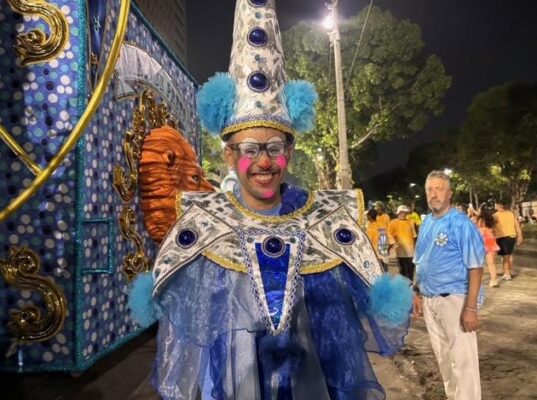 Robson Ramos componente do carro afirma que carnaval e circo tem tudo a ver