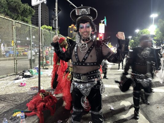 Ala da Imperatriz celebra múltiplas peles de Ney Matogrosso em manifesto de liberdade na Avenida 2 Rodrigo Madeira