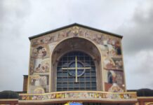 Paraíso do Tuiuti pede bênçãos a Nossa Senhora Aparecida antes do desfile oficial
