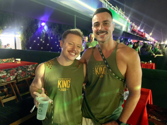 Influenciadores Felipe Voigt e Daniel Simas curtem o carnaval da Sapucaí no Camarote King 1 Untitled design
