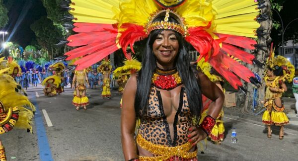 Ala “A Fera que o Invasor Temia”, da Vigário Geral, traz a garra e o protagonismo da onça para os passistas 2 a musa Betao assumiu um papel de lideranca e protecao