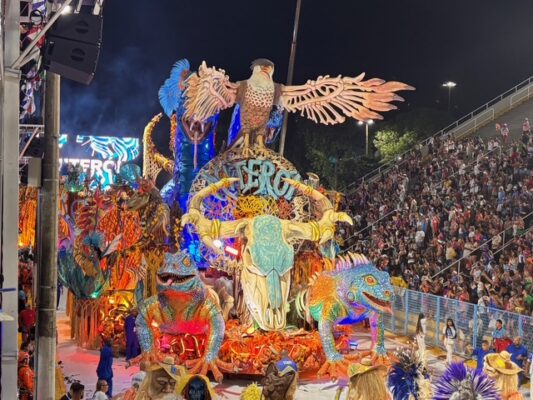 Abre-alas da Acadêmicos de Niterói expõe a crueldade da seca e a esperança que marca a infância de Lula 1 aa niteroi na avenida