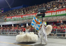 Samba funciona em desfile do Águia de Ouro sobre Amsterdã