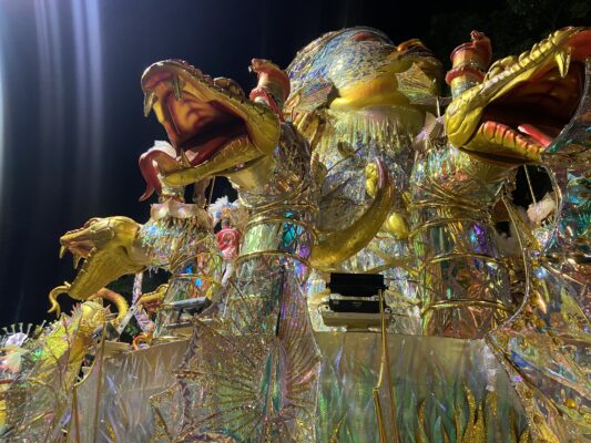 Axé que ecoa dos tambores! Viradouro exalta fé e ancestralidade em carro místico 1 alegoriaa