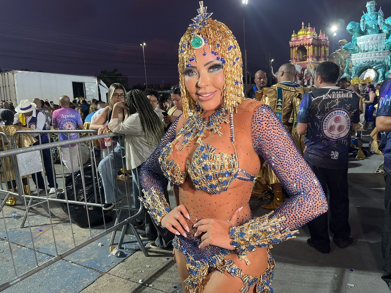 Sob as estrelas da noite, Ana Beatriz Godói conduz bateria da Rosas de Ouro com emoção e eixo 1 ana godoy 1