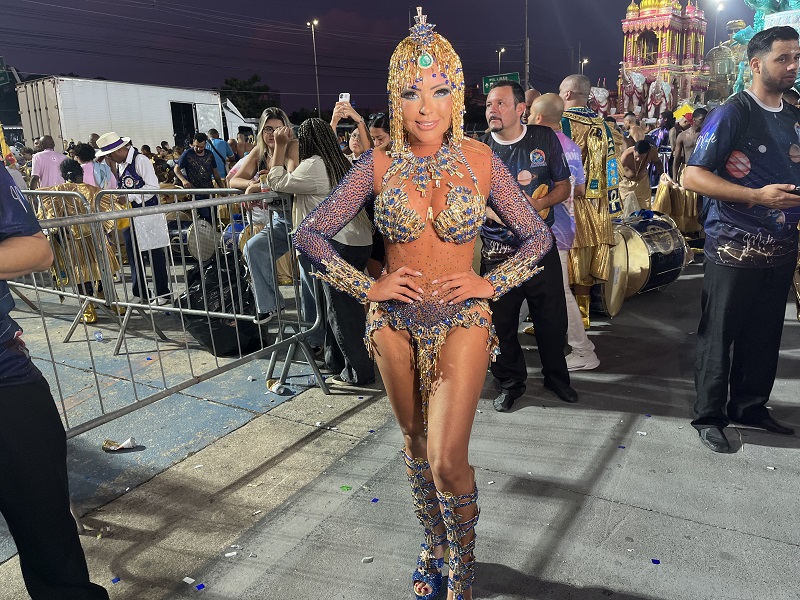 Sob as estrelas da noite, Ana Beatriz Godói conduz bateria da Rosas de Ouro com emoção e eixo 2 ana godoy 2